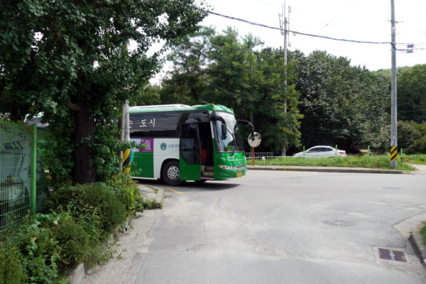 バスに乗ってスポットからスポットへは移動できる。