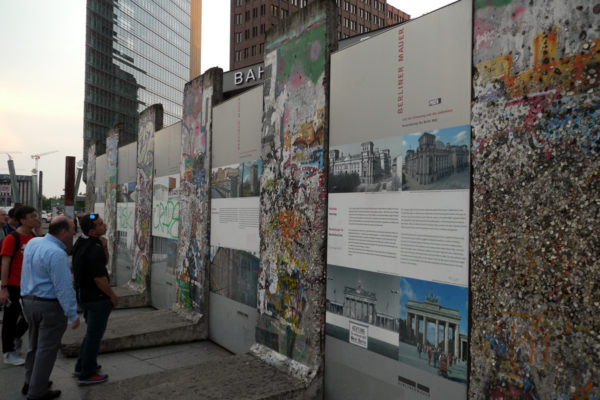 ポツダム駅の前にあるベルリンの壁の一部。
